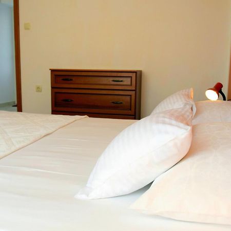 Miramar Apartments Banjol Bagian luar foto