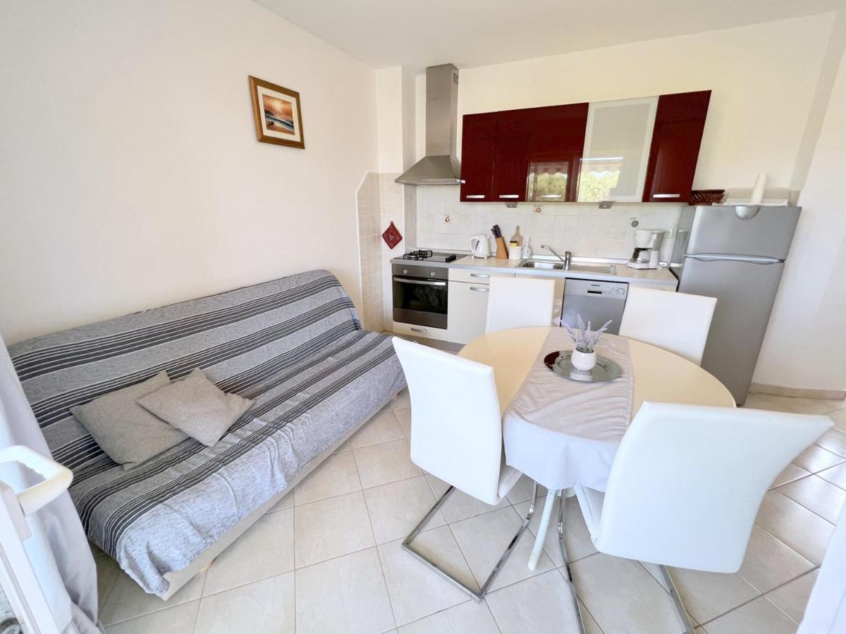 Miramar Apartments Banjol Bagian luar foto