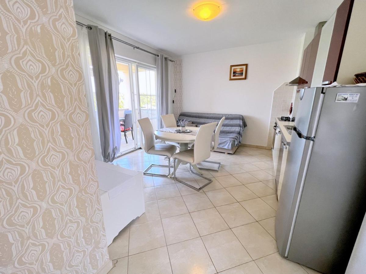 Miramar Apartments Banjol Bagian luar foto