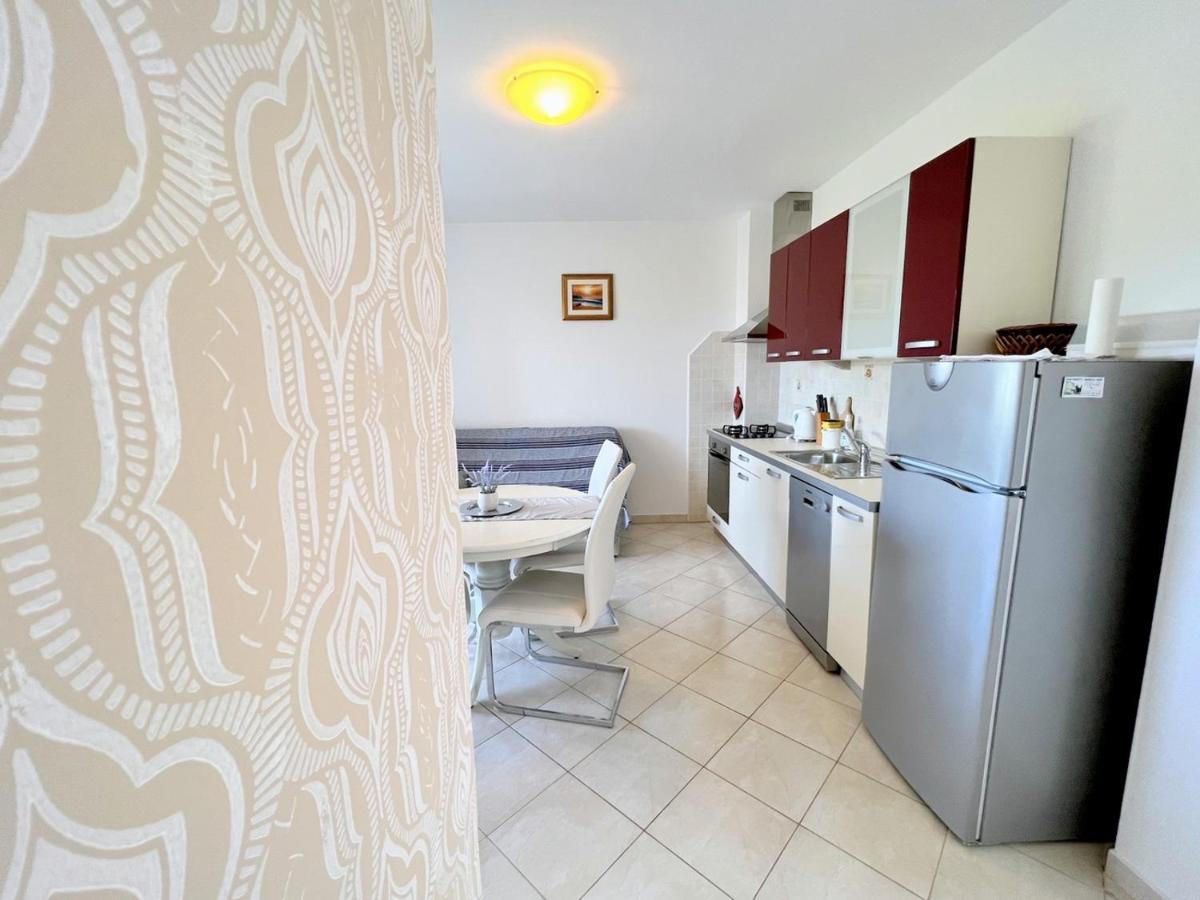 Miramar Apartments Banjol Bagian luar foto