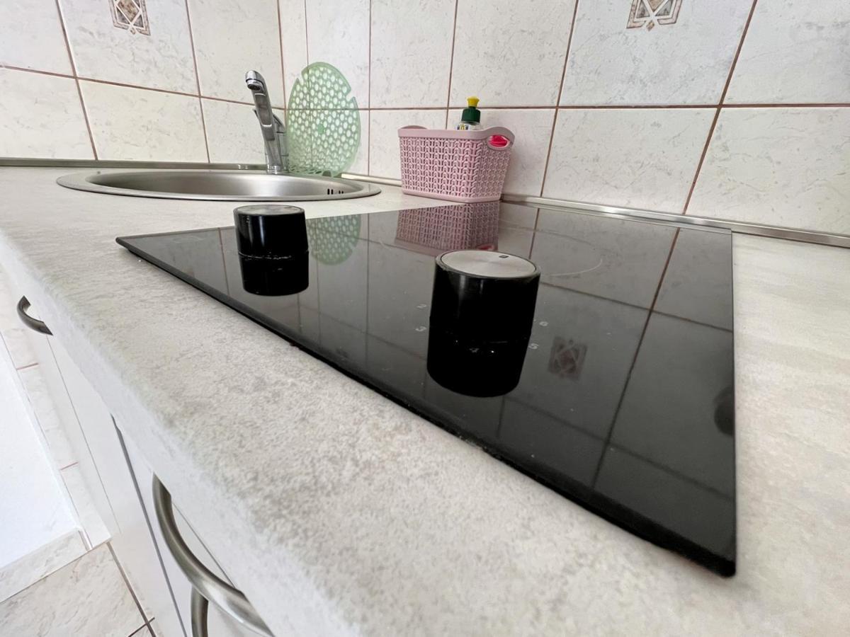 Miramar Apartments Banjol Bagian luar foto