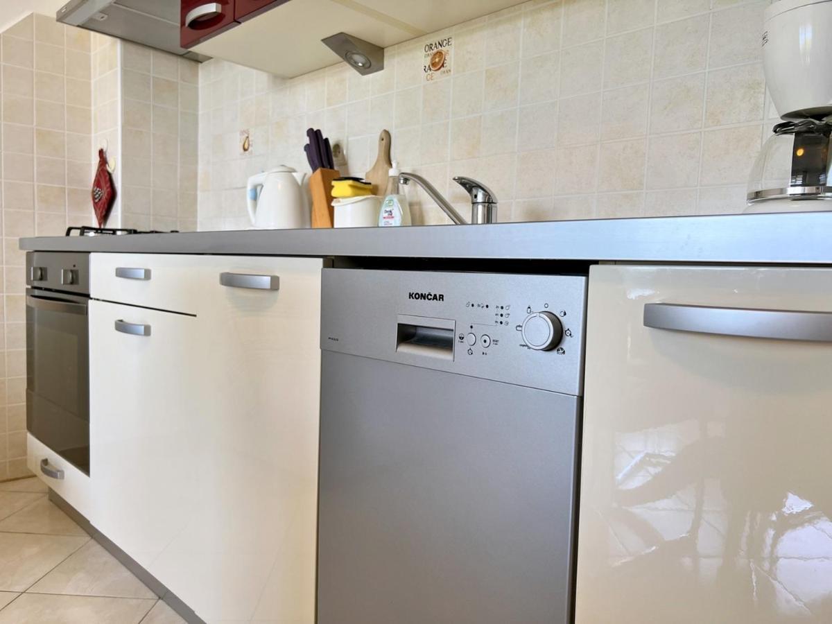 Miramar Apartments Banjol Bagian luar foto
