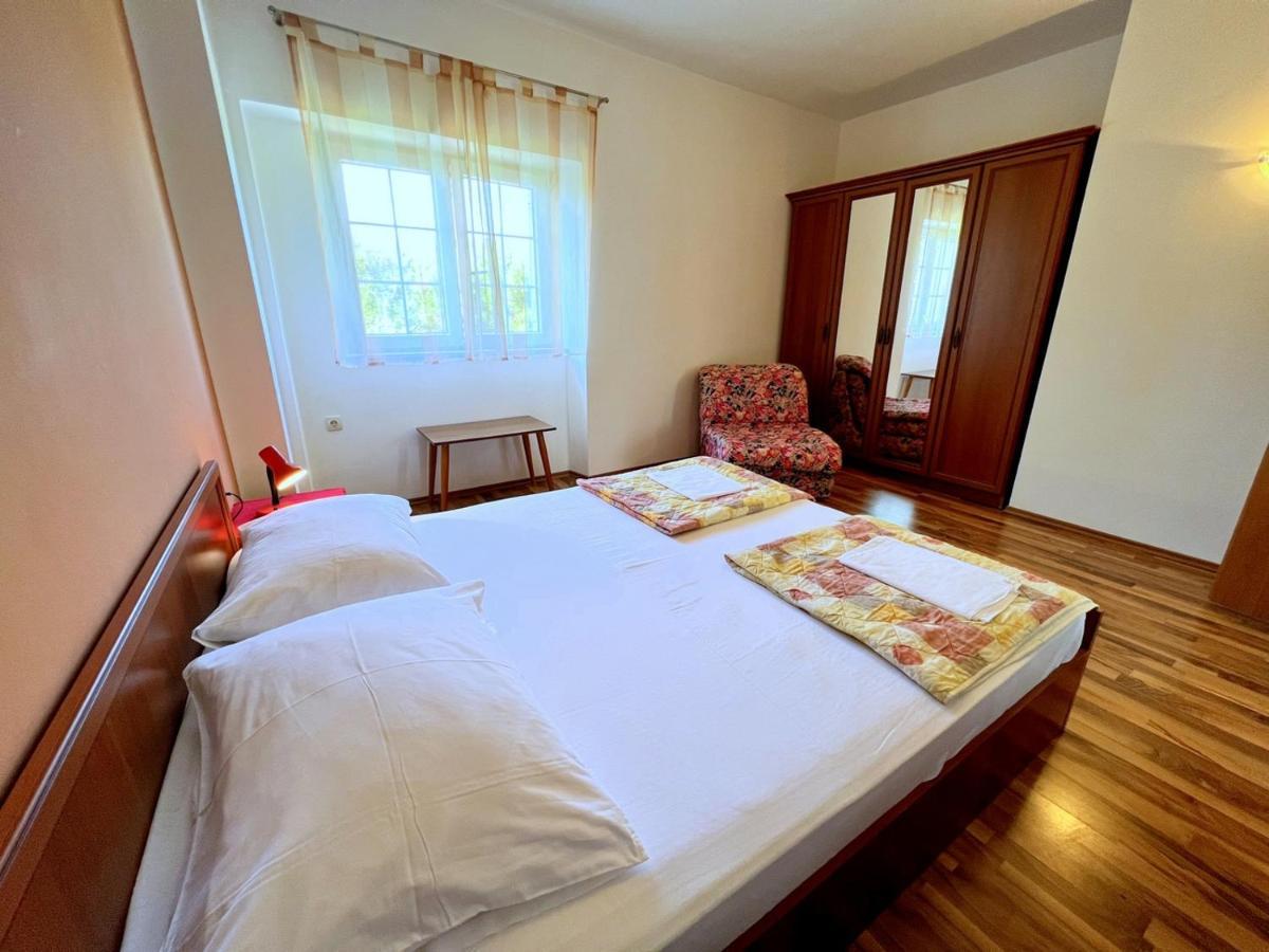 Miramar Apartments Banjol Bagian luar foto