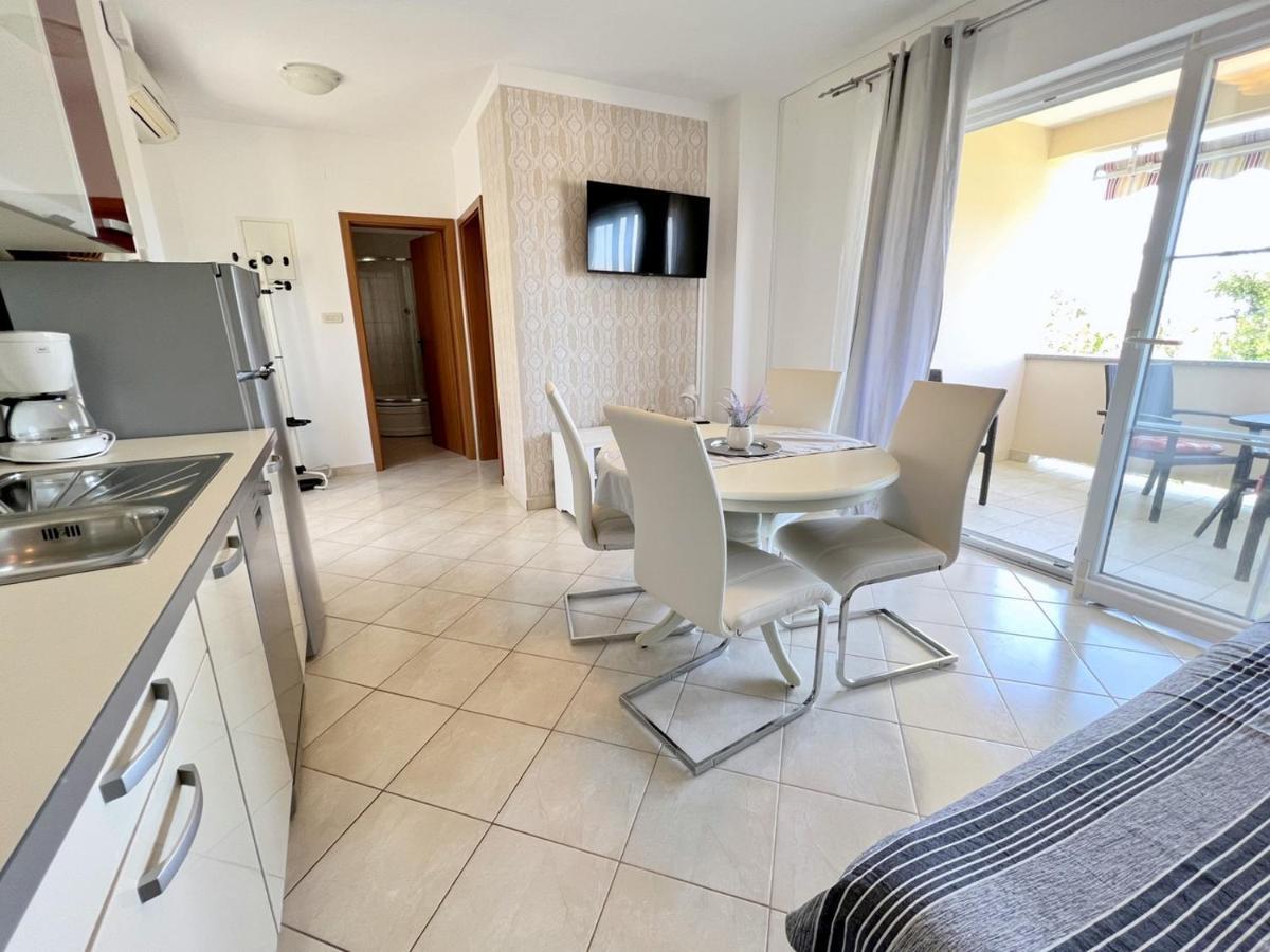 Miramar Apartments Banjol Bagian luar foto