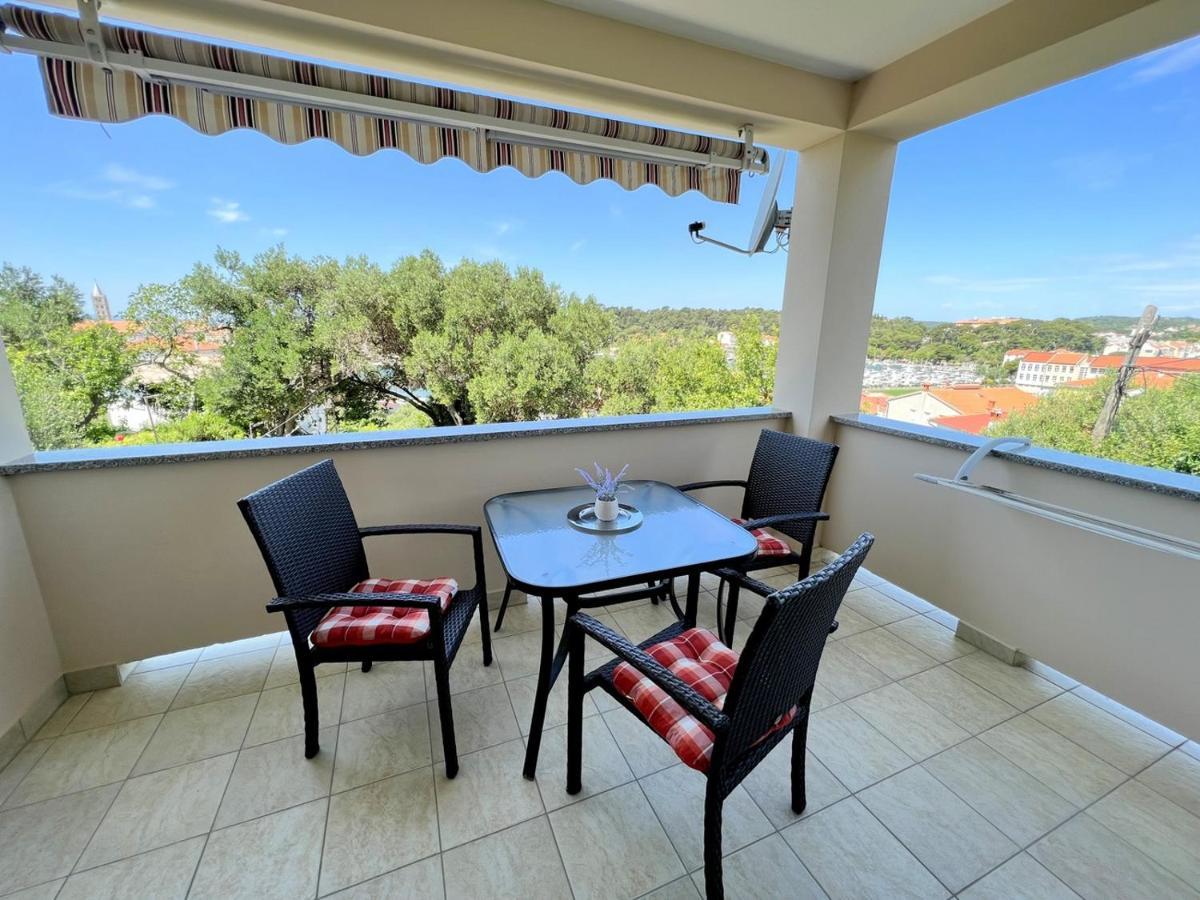 Miramar Apartments Banjol Bagian luar foto