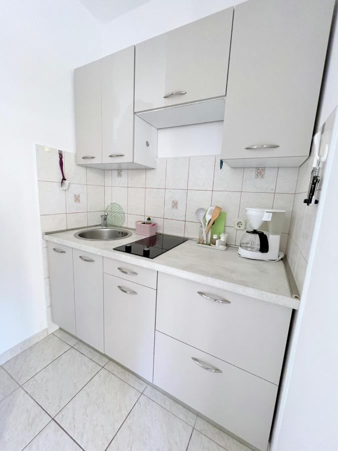 Miramar Apartments Banjol Bagian luar foto