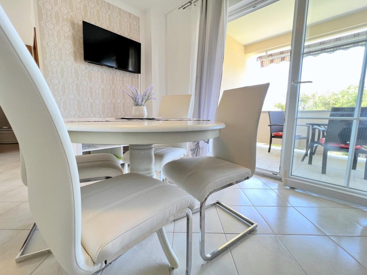 Miramar Apartments Banjol Bagian luar foto
