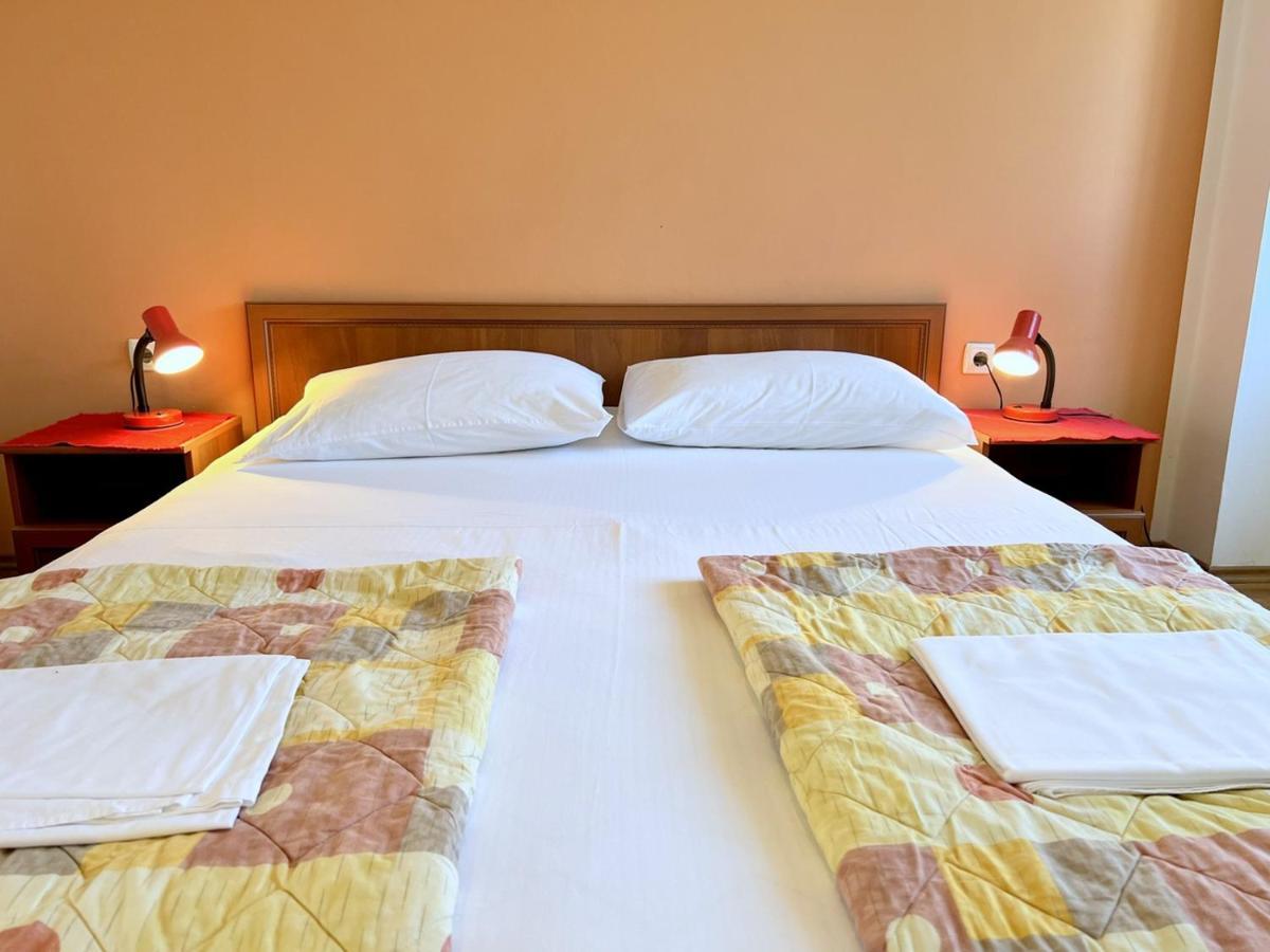 Miramar Apartments Banjol Bagian luar foto
