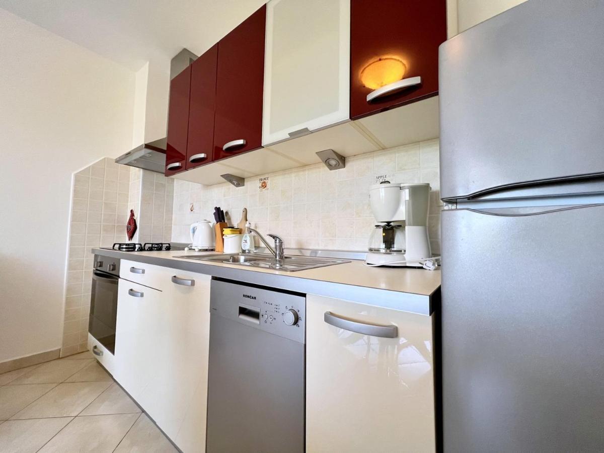 Miramar Apartments Banjol Bagian luar foto