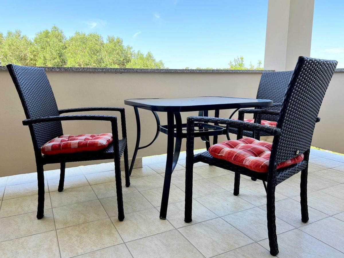 Miramar Apartments Banjol Bagian luar foto