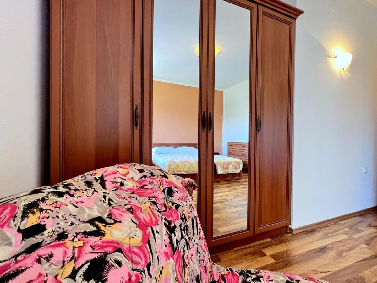 Miramar Apartments Banjol Bagian luar foto