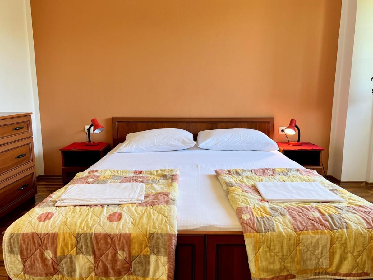 Miramar Apartments Banjol Bagian luar foto