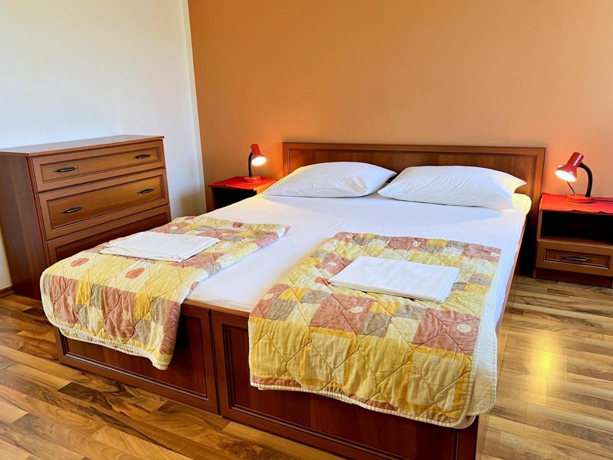 Miramar Apartments Banjol Bagian luar foto