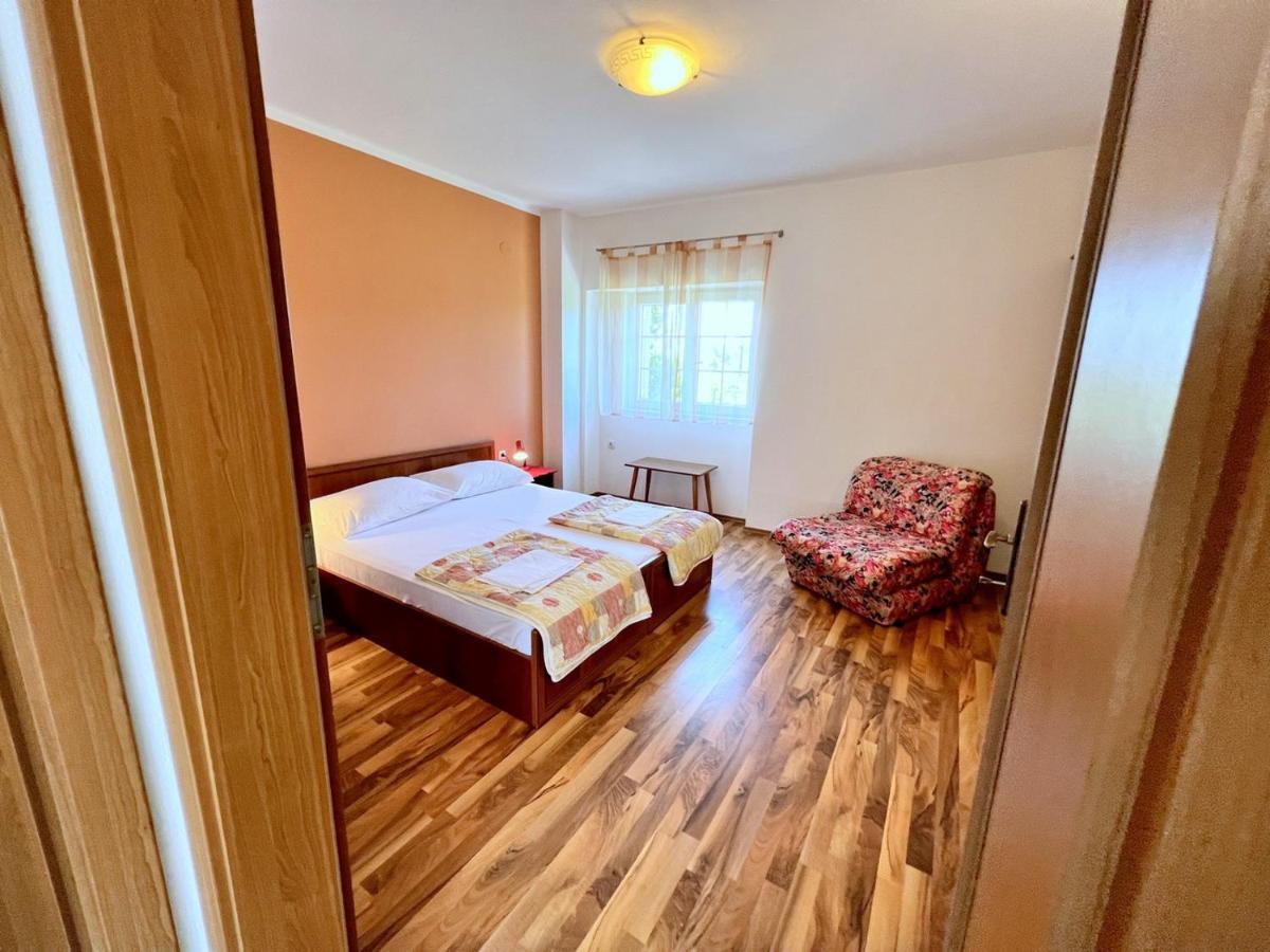 Miramar Apartments Banjol Bagian luar foto