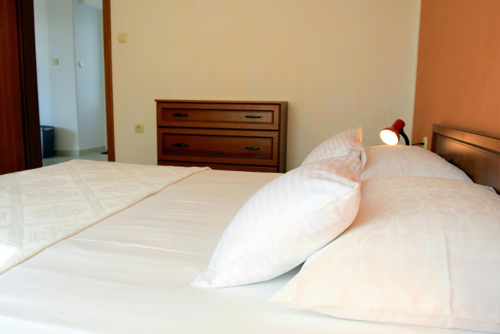 Miramar Apartments Banjol Bagian luar foto