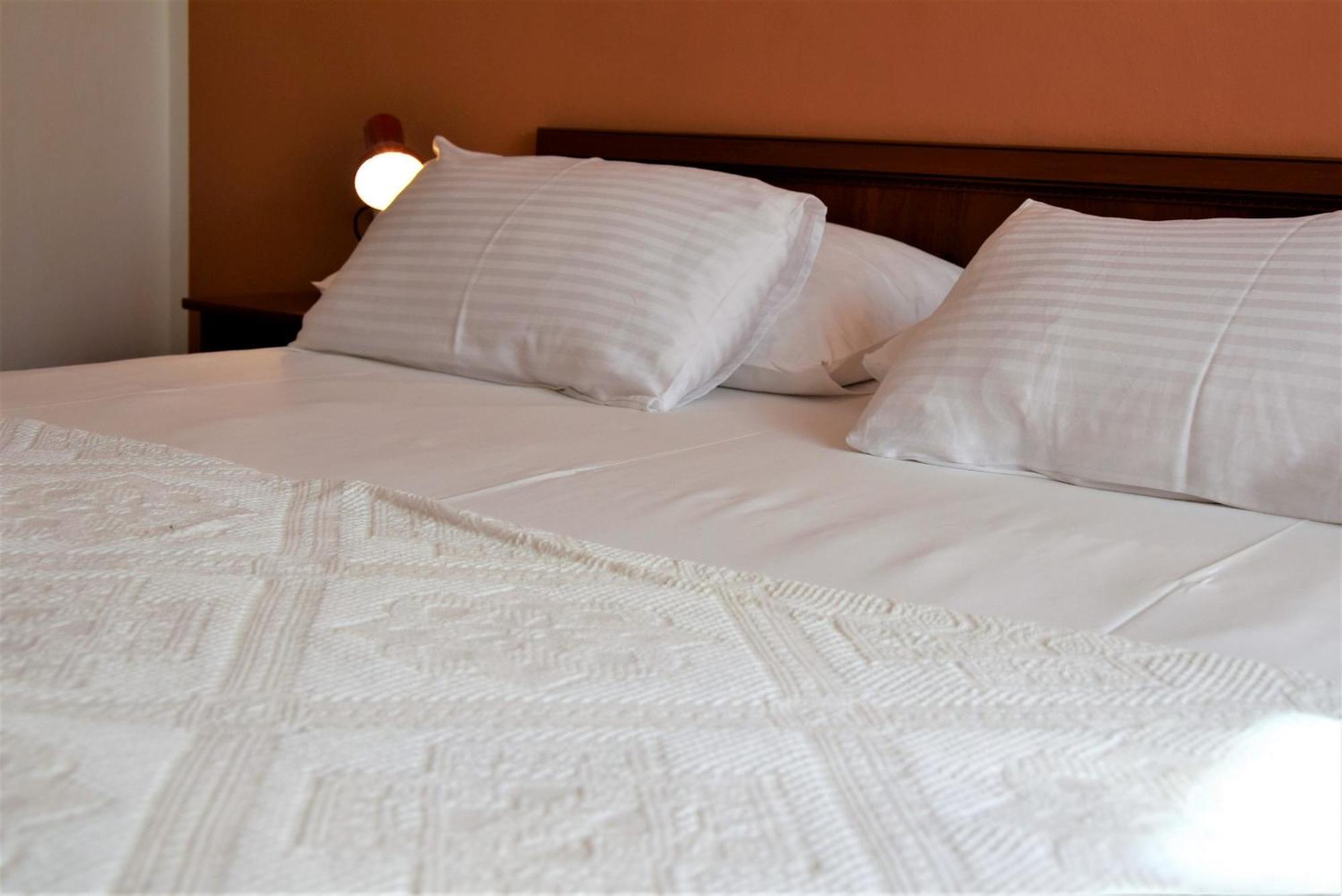 Miramar Apartments Banjol Bagian luar foto