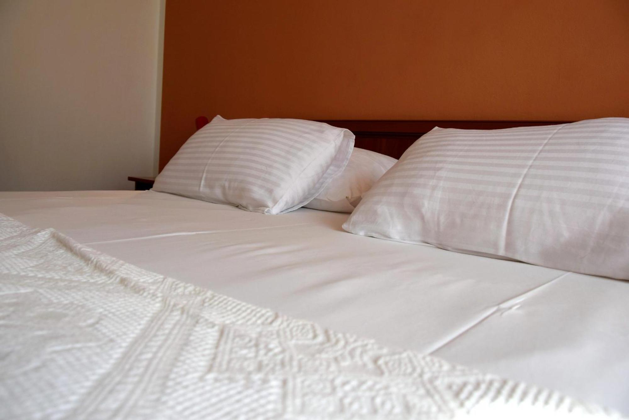 Miramar Apartments Banjol Bagian luar foto