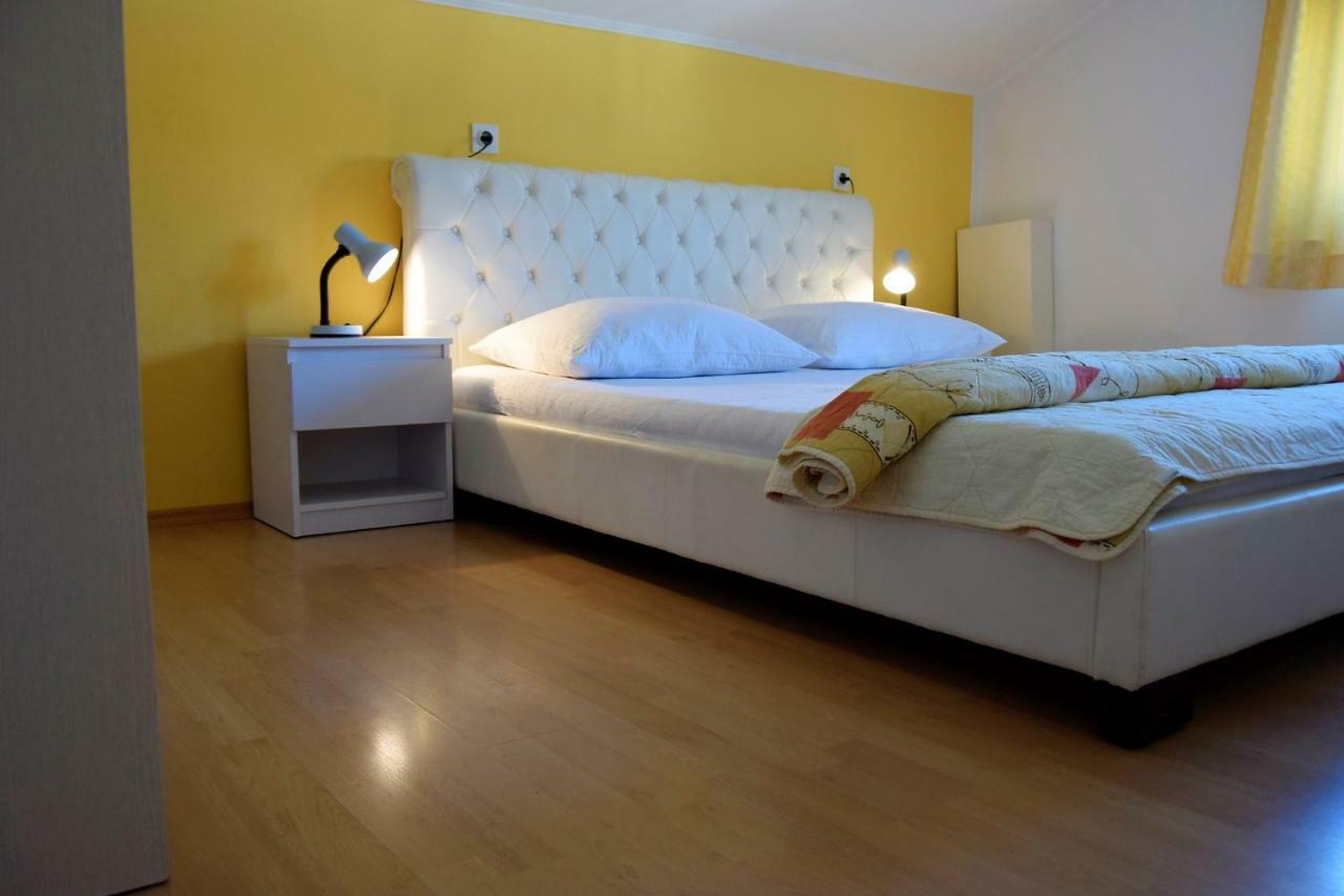 Miramar Apartments Banjol Bagian luar foto