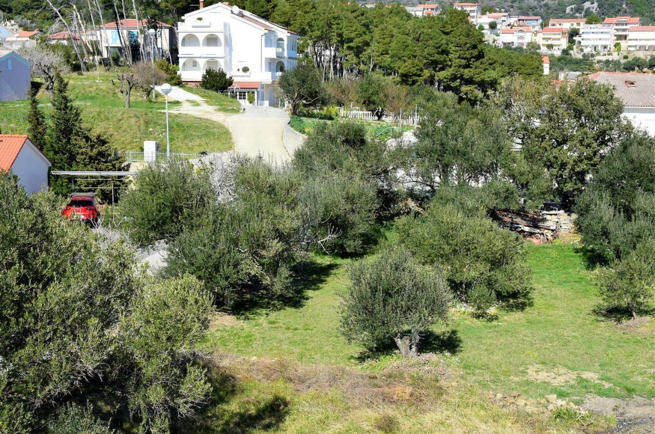 Miramar Apartments Banjol Bagian luar foto
