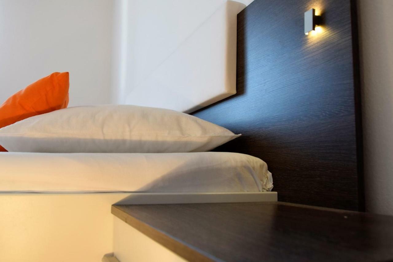 Miramar Apartments Banjol Bagian luar foto