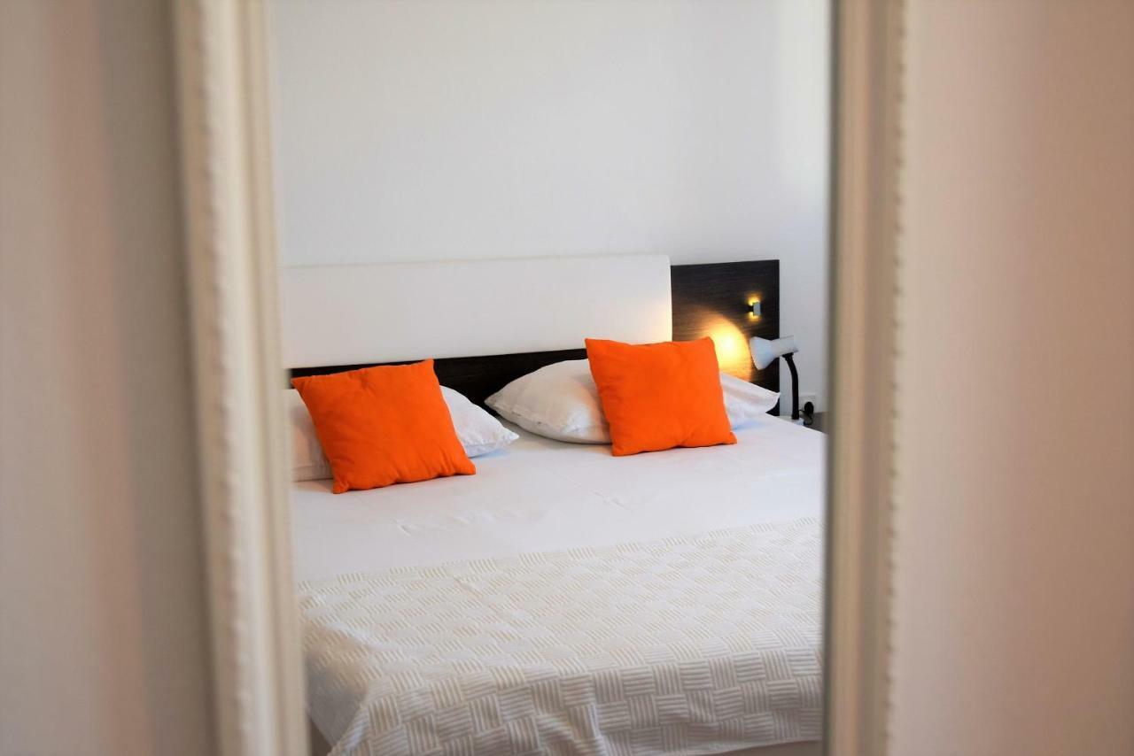 Miramar Apartments Banjol Bagian luar foto