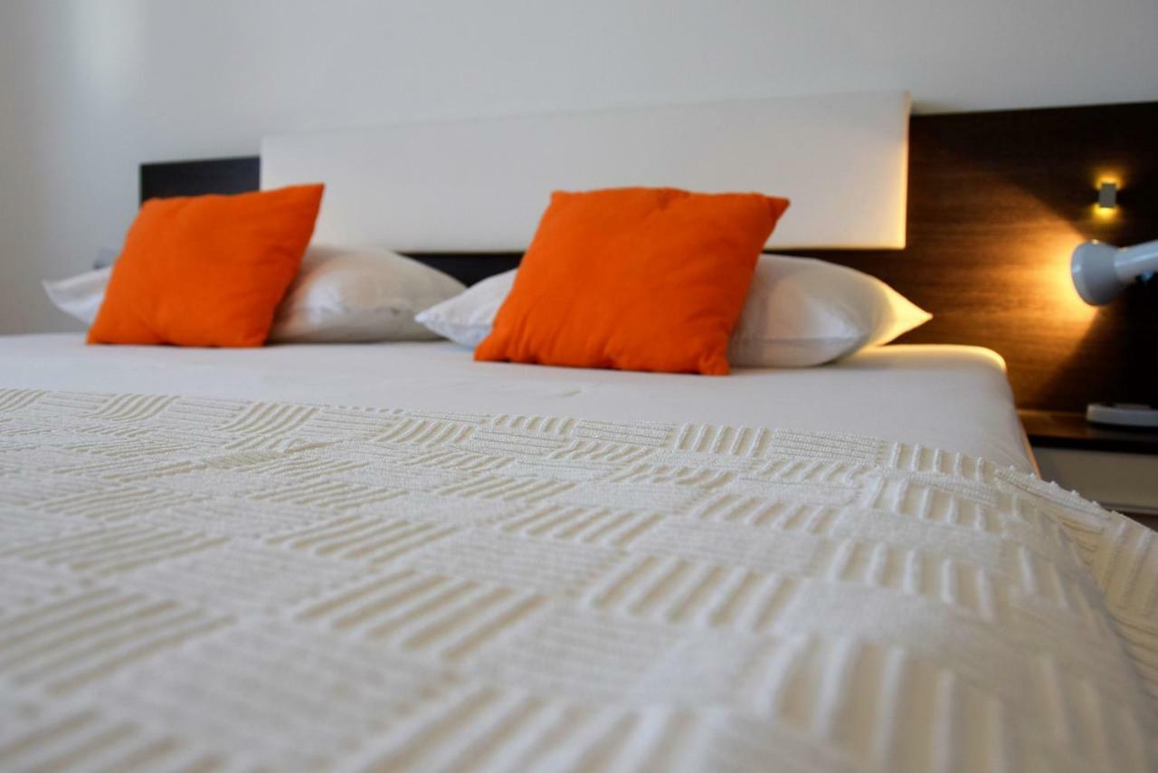 Miramar Apartments Banjol Bagian luar foto