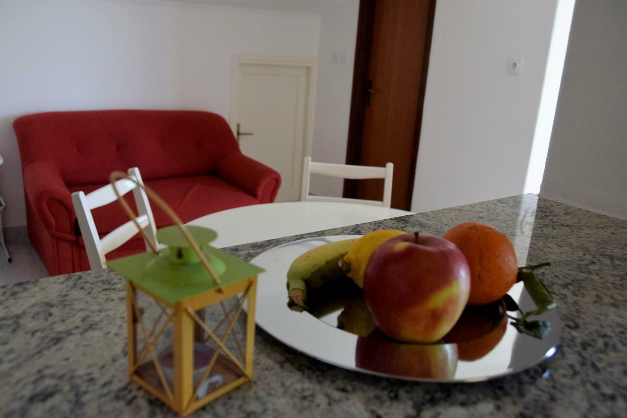 Miramar Apartments Banjol Bagian luar foto