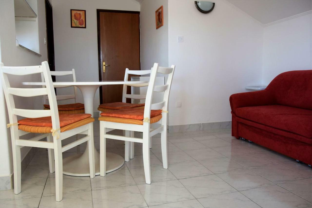 Miramar Apartments Banjol Bagian luar foto