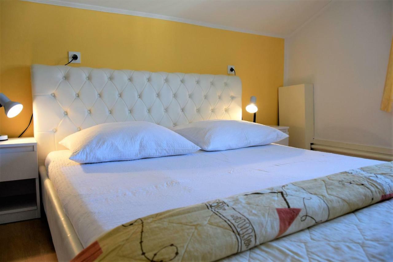 Miramar Apartments Banjol Bagian luar foto