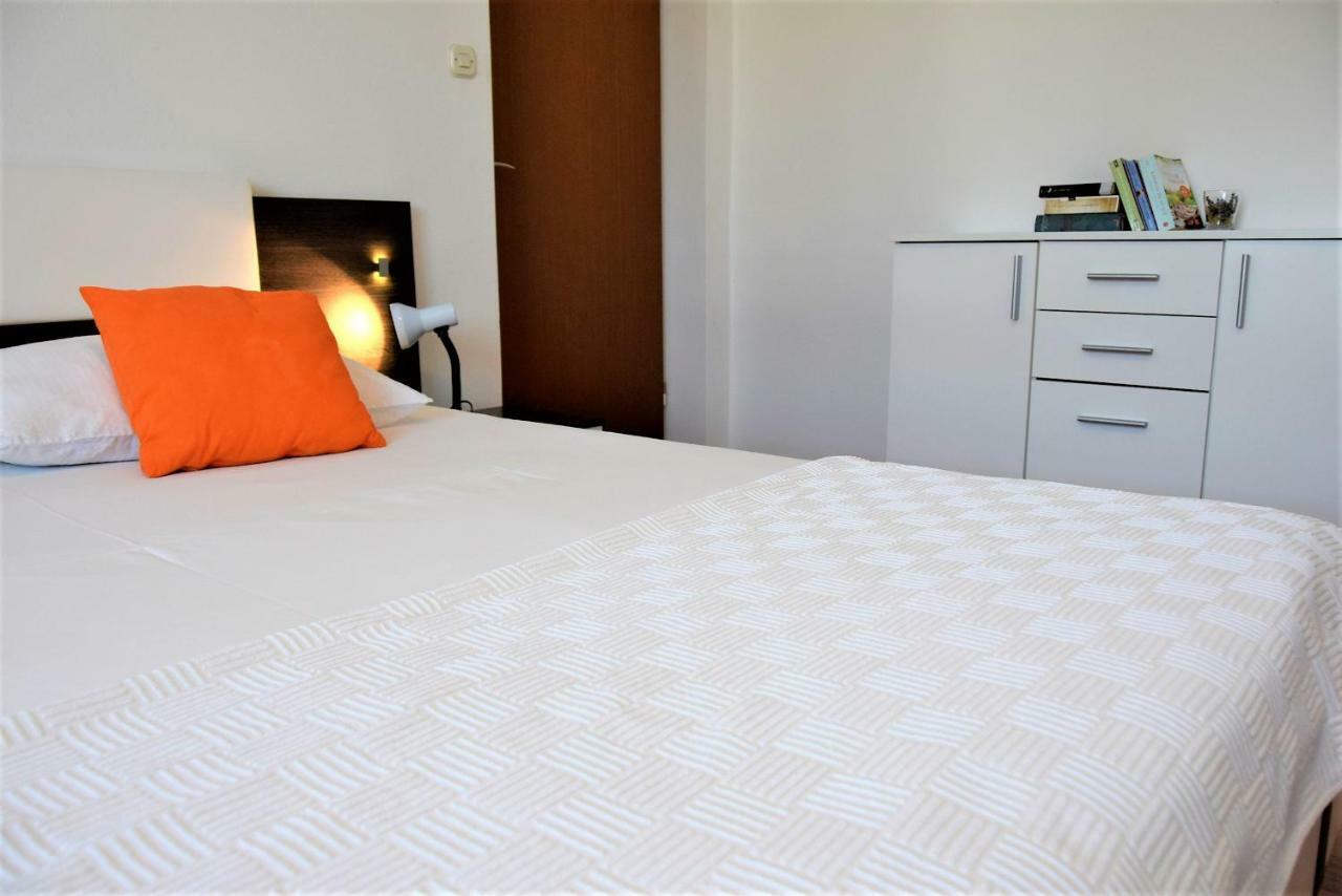 Miramar Apartments Banjol Bagian luar foto
