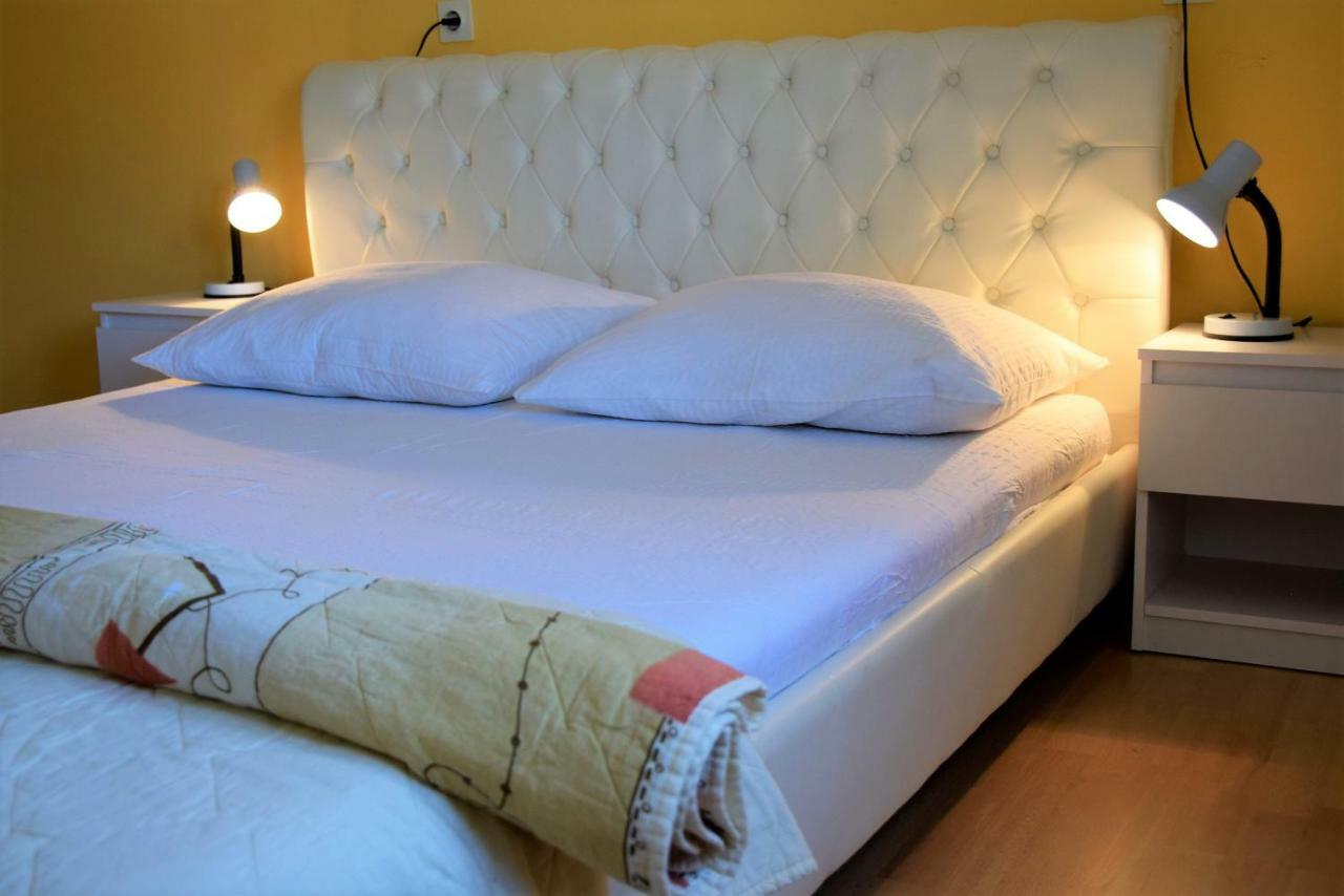 Miramar Apartments Banjol Bagian luar foto