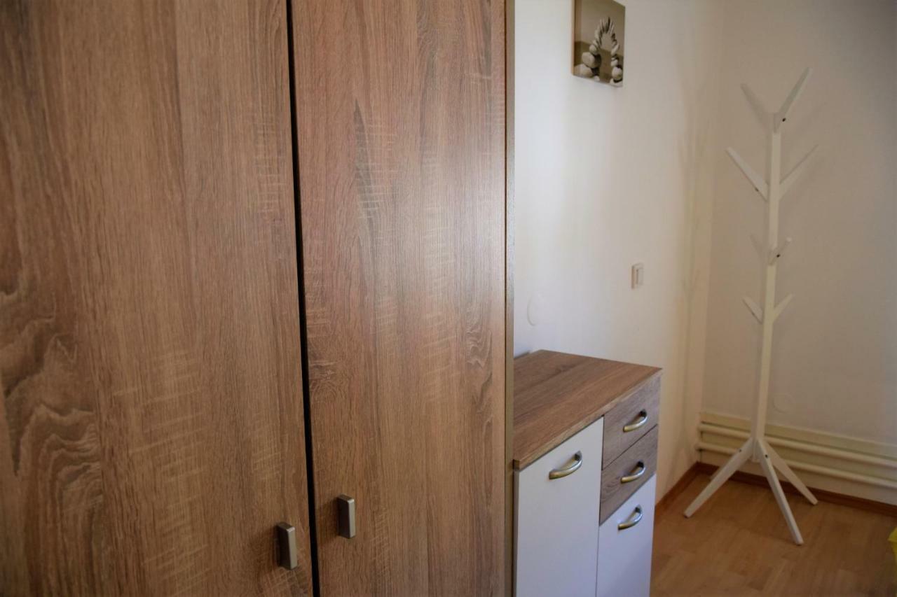 Miramar Apartments Banjol Bagian luar foto