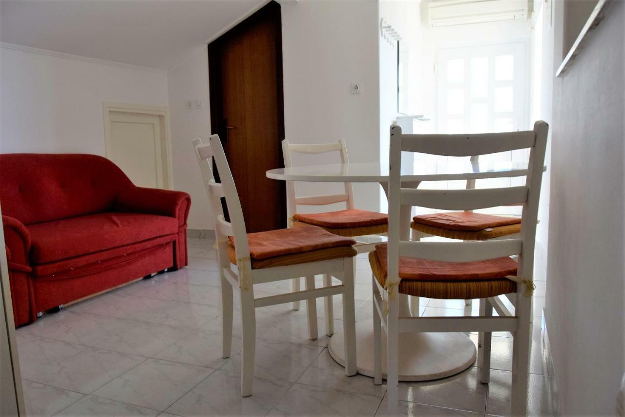Miramar Apartments Banjol Bagian luar foto