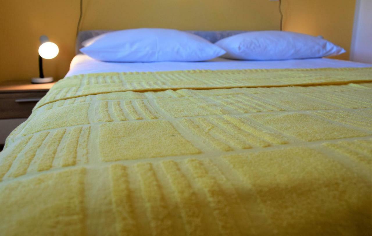 Miramar Apartments Banjol Bagian luar foto