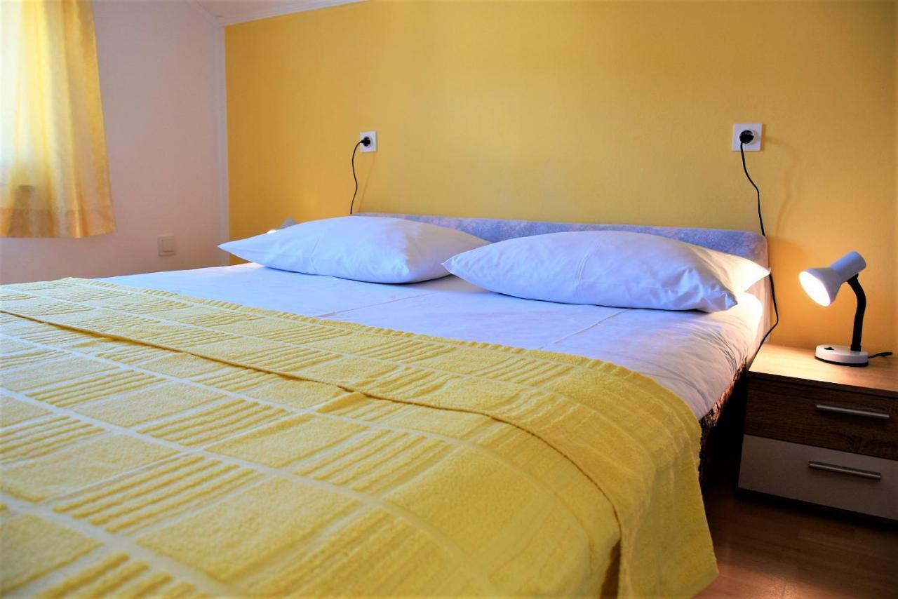 Miramar Apartments Banjol Bagian luar foto