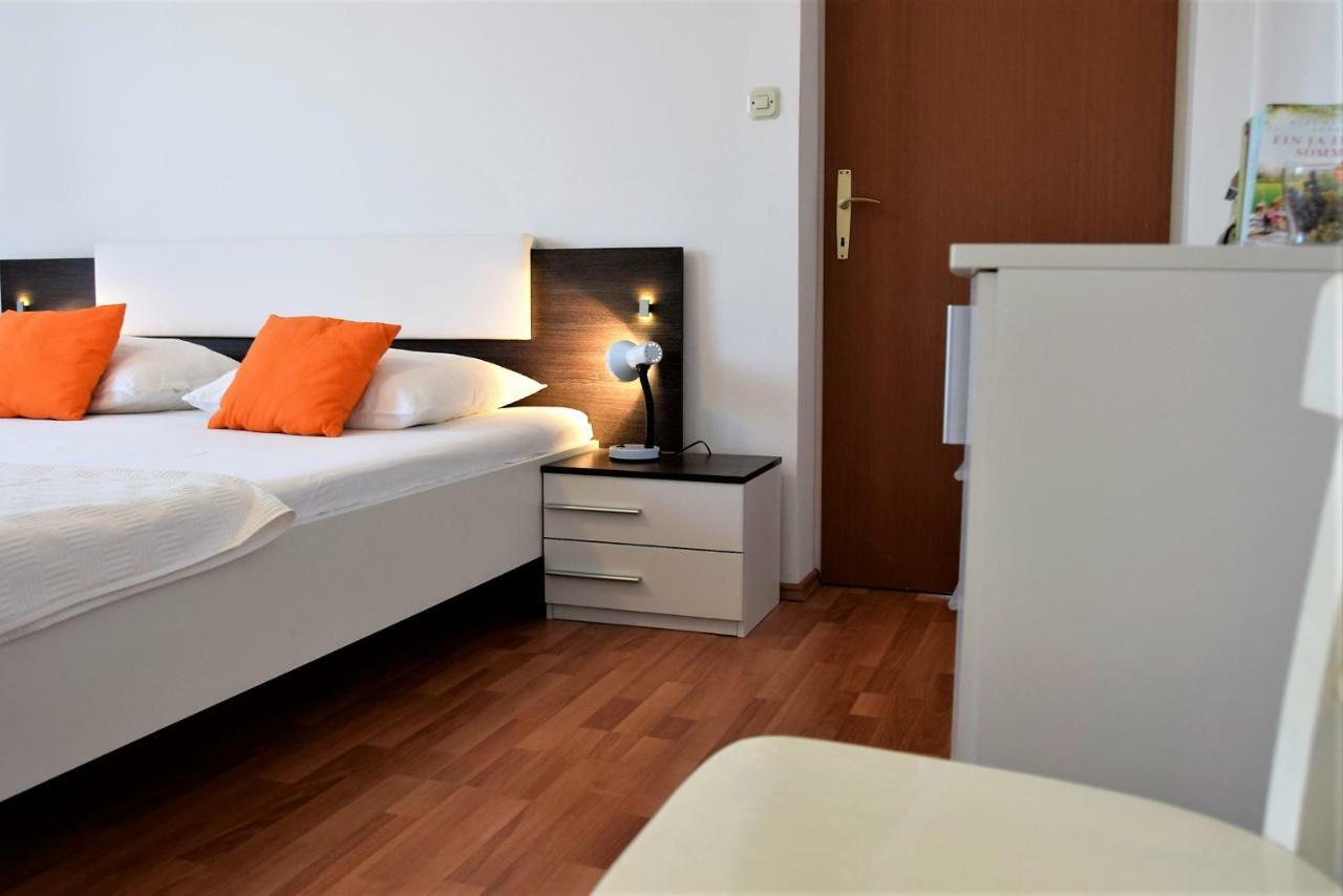 Miramar Apartments Banjol Bagian luar foto